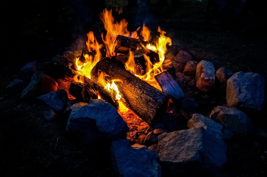 ソロキャンプの夜の過ごし方_焚き火