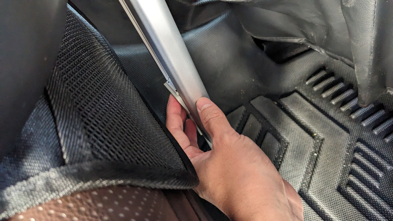 サポートレッグのボタンを押す