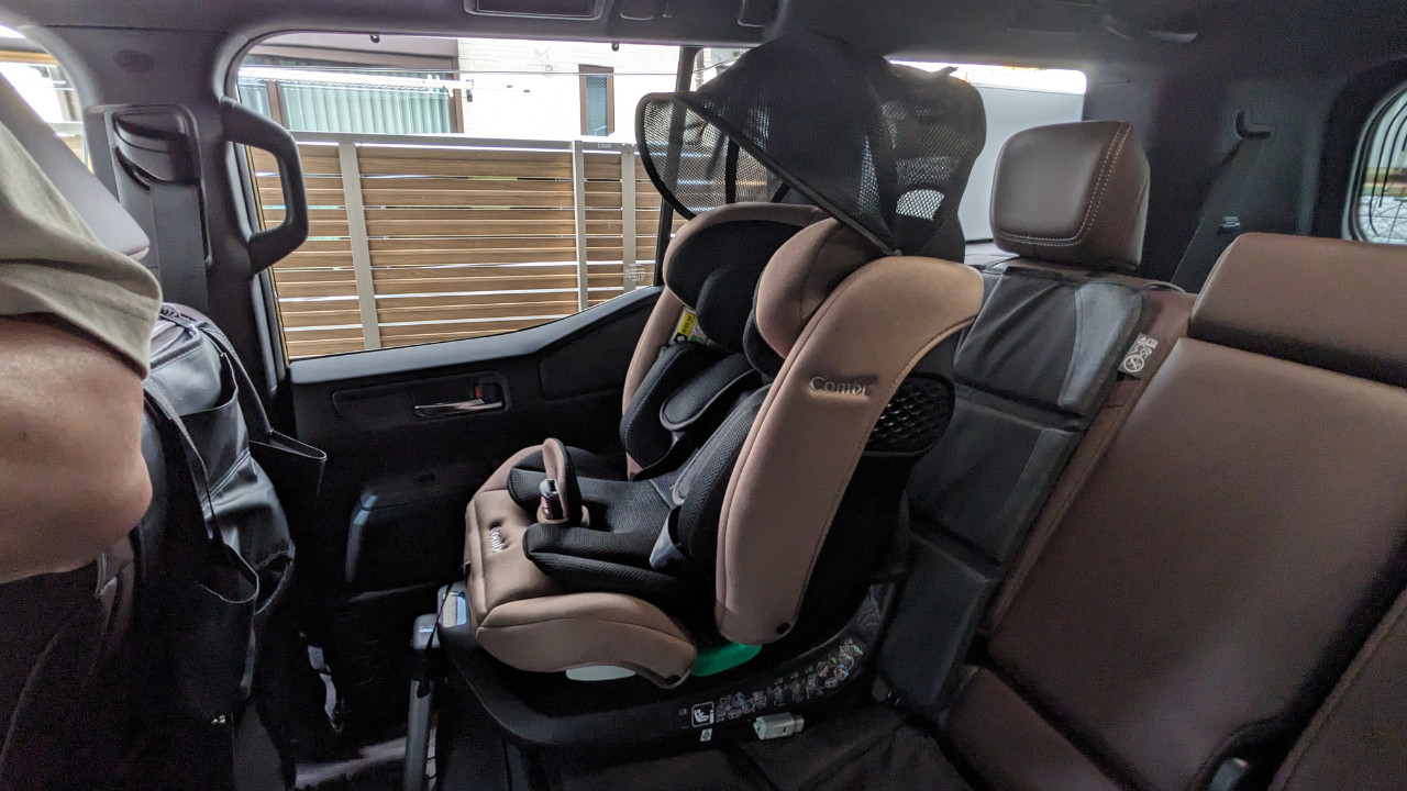 チャイルドシート　車内側から