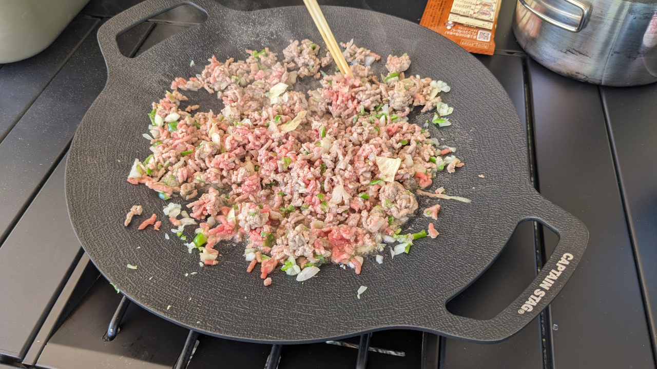 肉を炒める
